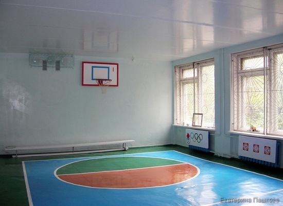 Разметка спортивного зала школы для баскетбола