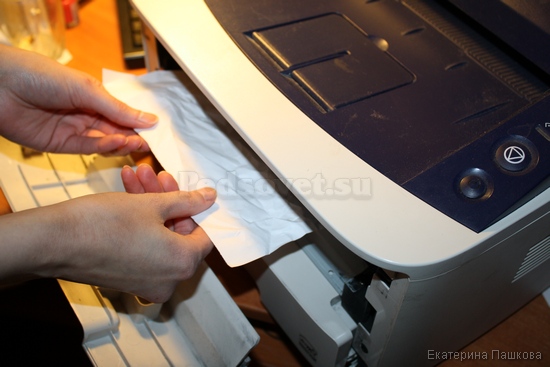 Проверить внутренний механизм на обрывы бумаги